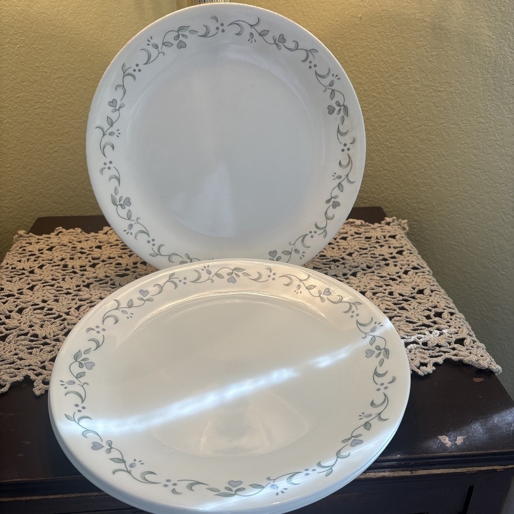 Set of 4 Corelle Country Cottage Dinner Plates 10" Blue Heart Flower Green
